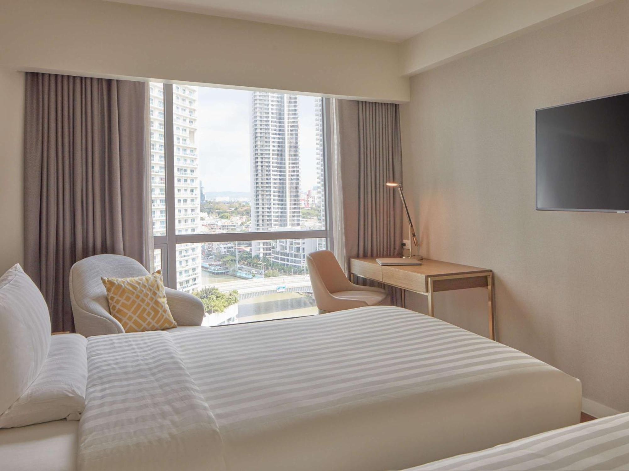 Novotel Suites Manila At Acqua Mandaluyong Buitenkant foto